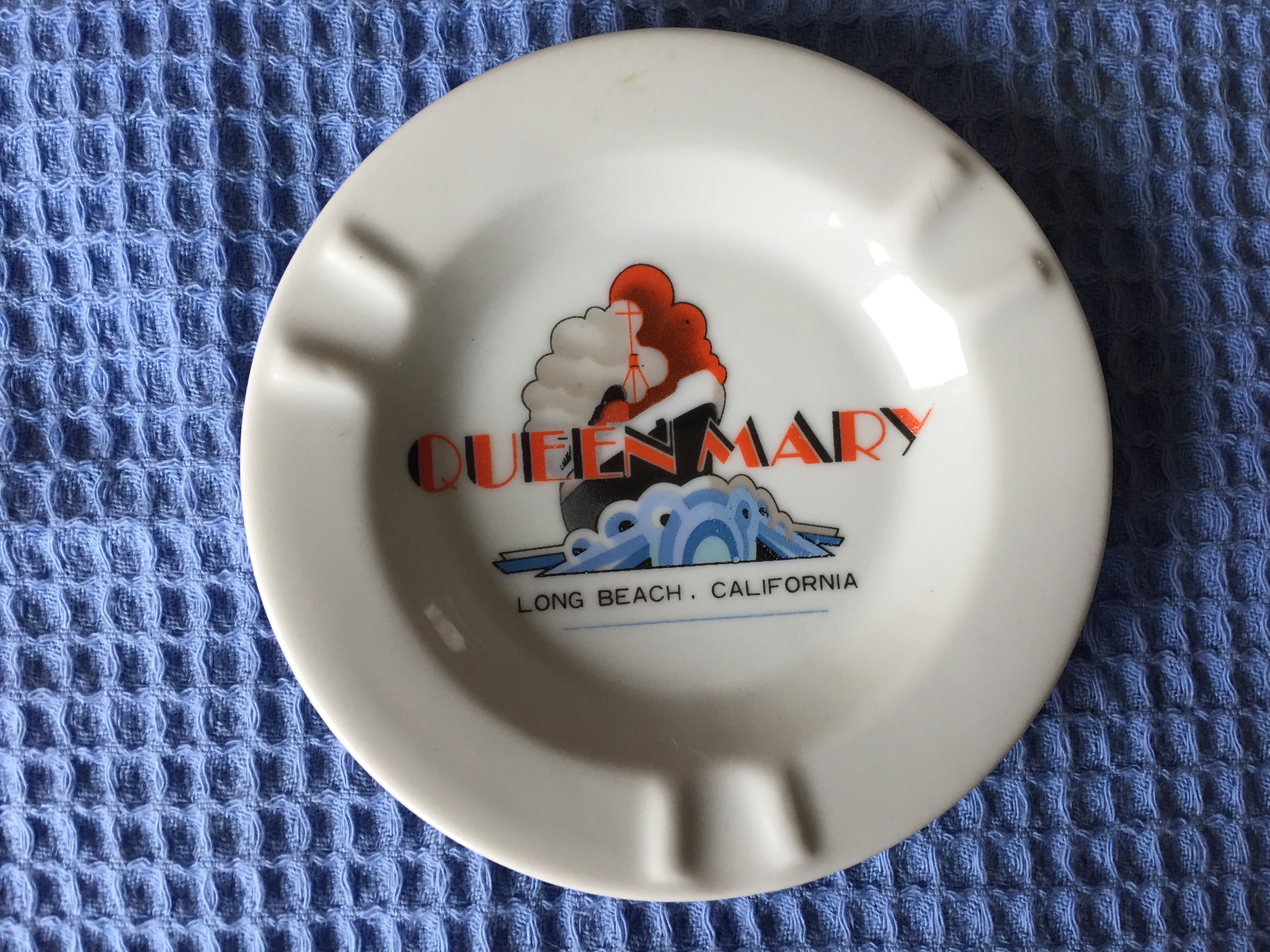 EARLY SOUVENIR RMS QUEEN MARY ASHTRAY FROM THE FIRST YEARS OF NEW HOME MOORED AT LONG BEACH, CALIFORNIA